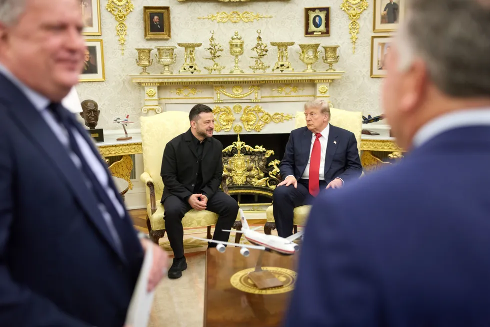 Во время встречи с Дональдом Трампом президент Украины просил экстренную поставку ракет для систем Patriot и обсуждал лицензию на их производство. Сенат США одобрил процедурно законопроект о 100%-ных пошлинах на импорт российской нефти и газа.