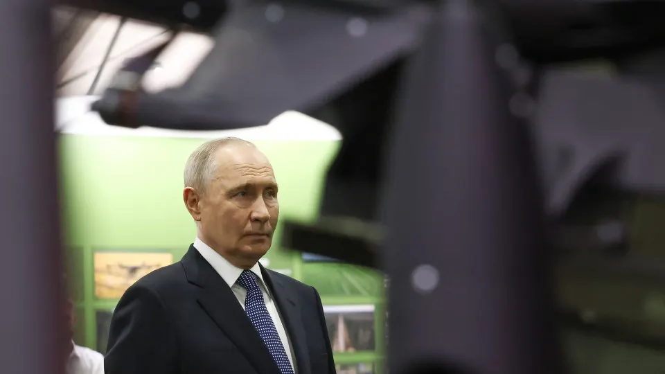 Президент заявил, что ОНФ объединил более 20 млн человек и по добровольным пожертвованиям через организацию было собрано около 70 млрд руб. на нужды СВО. Одновременно военные расходы государства вышли на рекордный уровень, в первом квартале 2026 года они превысили 5,9 трлн руб.