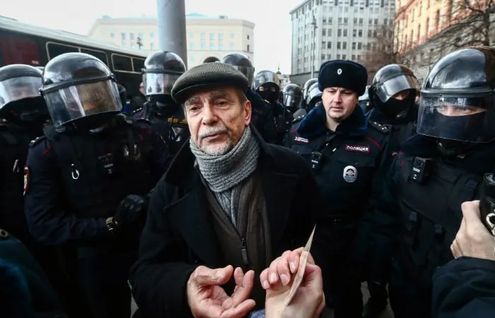 По делу о создании в Париже «Института Андрея Сахарова» обвинение просит 6,5 года и запрет администрирования сайтов на 10 лет; также предъявлены обвинения по части обязанностей «иностранного агента».