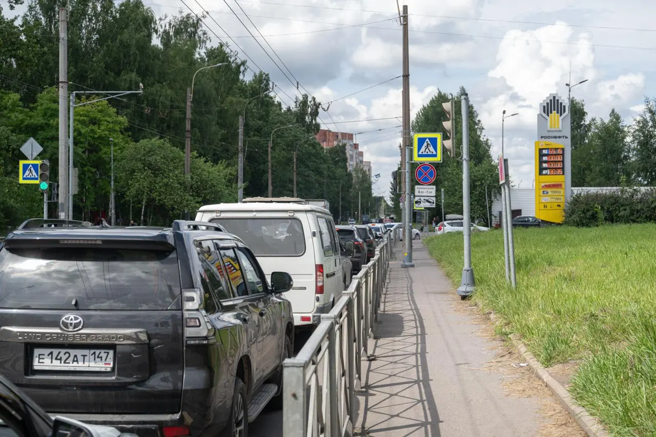 Несмотря на временное разрешение оборота бензина Евро‑3 в России, проверки нескольких петербургских АЗС показывают, что в город продолжают поставлять топливо стандарта Евро‑5 и немедленного перехода ожидают не все.