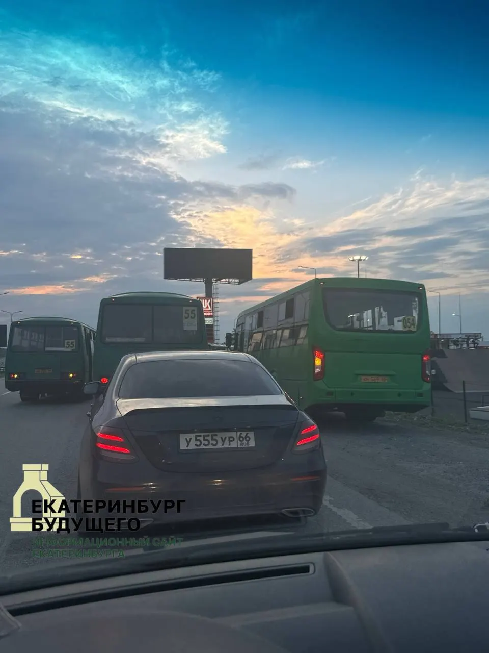 Вице‑премьер Александр Новак заявил, что из‑за ударов по нефтеперерабатывающим заводам вышла из строя значительная часть мощностей, что привело к дефициту топлива и очередям на АЗС. Для стабилизации внутреннего рынка временно запрещён экспорт бензина и дизеля.