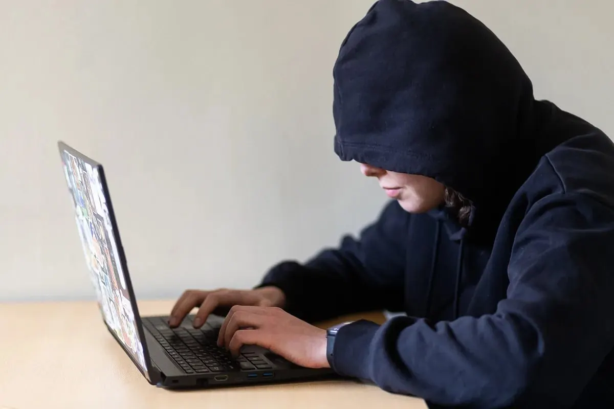 Проект закона предлагает через суд запрещать преследователям приближаться к жертве, контактировать с ней и посещать места её повседневной жизни. Документ отправлен на оценку и может вступить в силу с 1 января 2027 года.