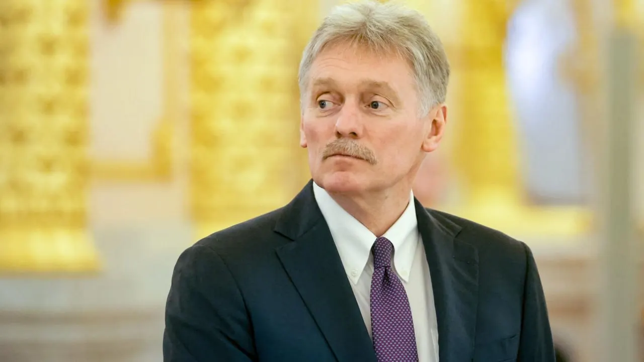 Пресс‑секретарь заявил, что вовлечение западных стран и их поддержка вооружений превратили операцию на Украине в полноценный вооружённый конфликт; он назвал удары по гражданской инфраструктуре террористическими и подтвердил готовность к переговорам при посредничестве США.