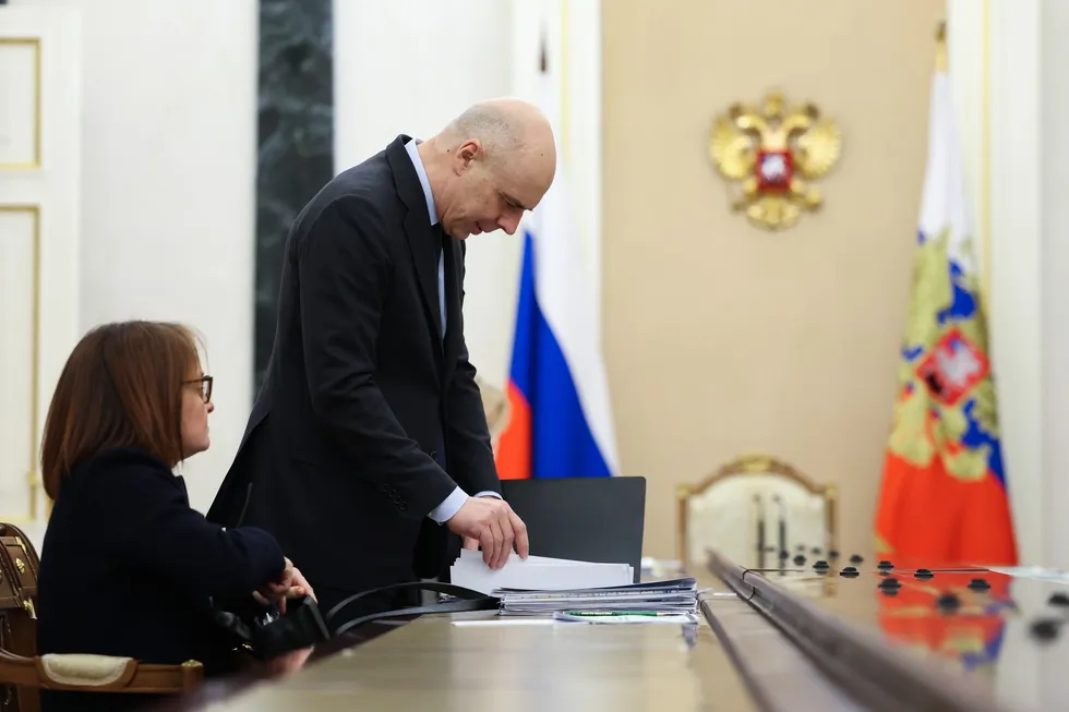 Парламент дал Министерству финансов возможность быстрее повышать расходы и занимать сверх установленных потолков. Это временно закроет кассовые разрывы, но усиливает непредсказуемость фискальной политики, повышает риски для бизнеса и давления на процентные ставки и инфляцию.