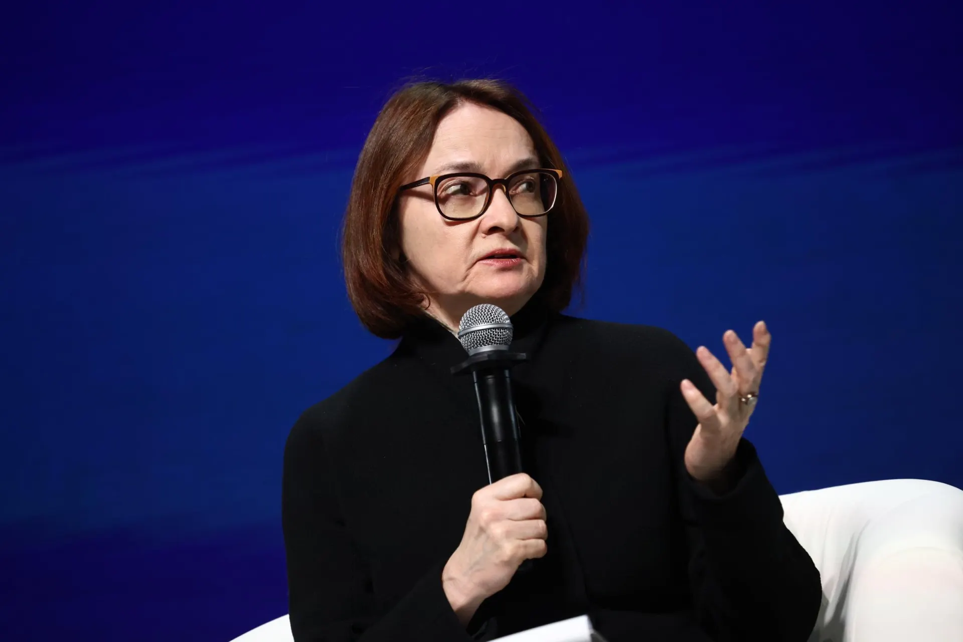 Глава Центробанка предупреждает, что преждевременное снижение ключевой ставки — «опасный эксперимент», способный разогреть инфляцию и подорвать финансовую стабильность. Решения будут опираться на данные и цель по инфляции.
