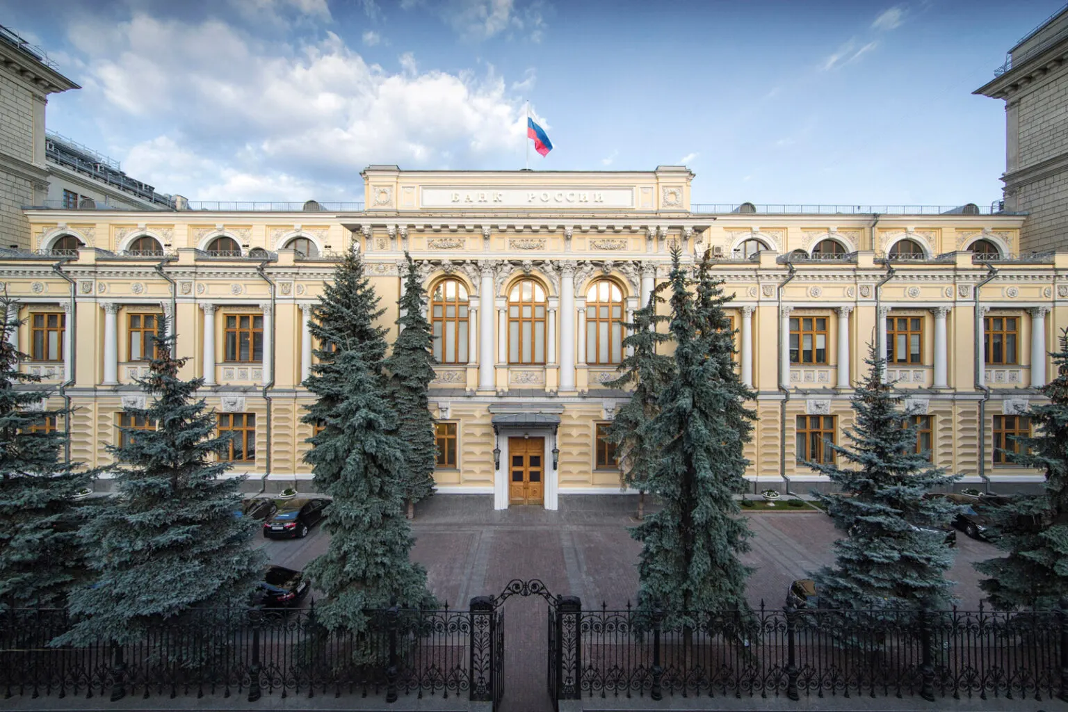 Центробанк ухудшил среднесрочный прогноз: возможен нулевой рост экономики в 2026 году, инфляцию подняли до 6–7%. Одновременно прогнозируют самый высокий с начала пандемии дефицит бюджета.
