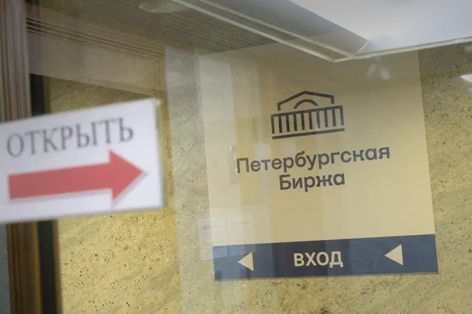 С 21 июля компании смогут покупать бензин только для собственных нужд или для поставки заранее указанному конечному потребителю; посреднические сделки разрешены лишь от имени и за счёт конкретного покупателя.