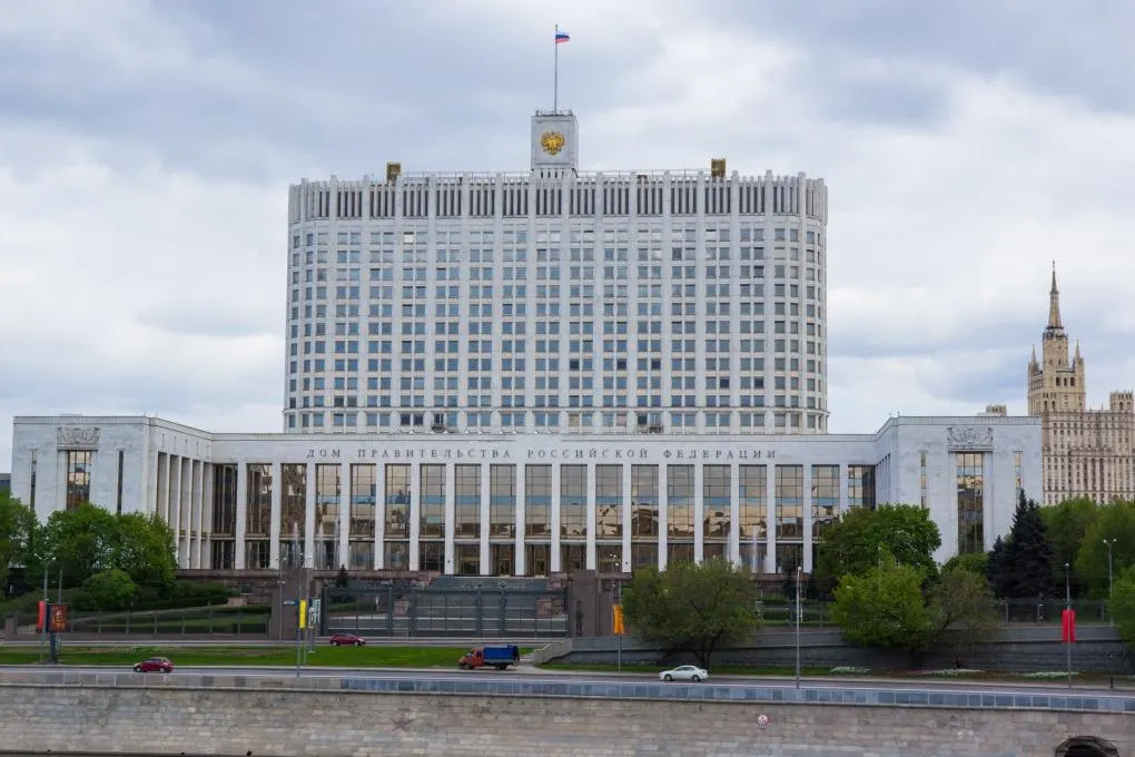 В законопроекте предлагается расширить перечень преступлений, при наличии судимости или обвинения по которым Минобороны сможет заключать контракты в условиях мобилизации, военного положения или войны. При этом организаторы преступных сообществ по‑прежнему будут лишены такой возможности.