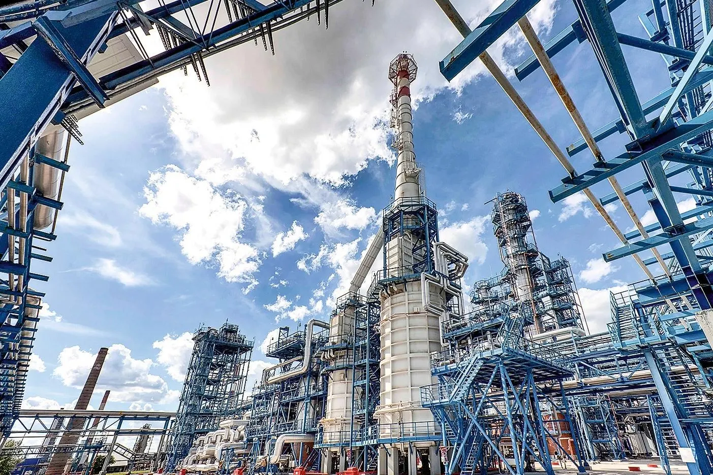 В июне выплаты нефтепереработчикам выросли более чем в шесть раз — власти стимулируют оставлять топливо внутри страны, чтобы избежать дефицита и сдержать рост цен перед выборами.