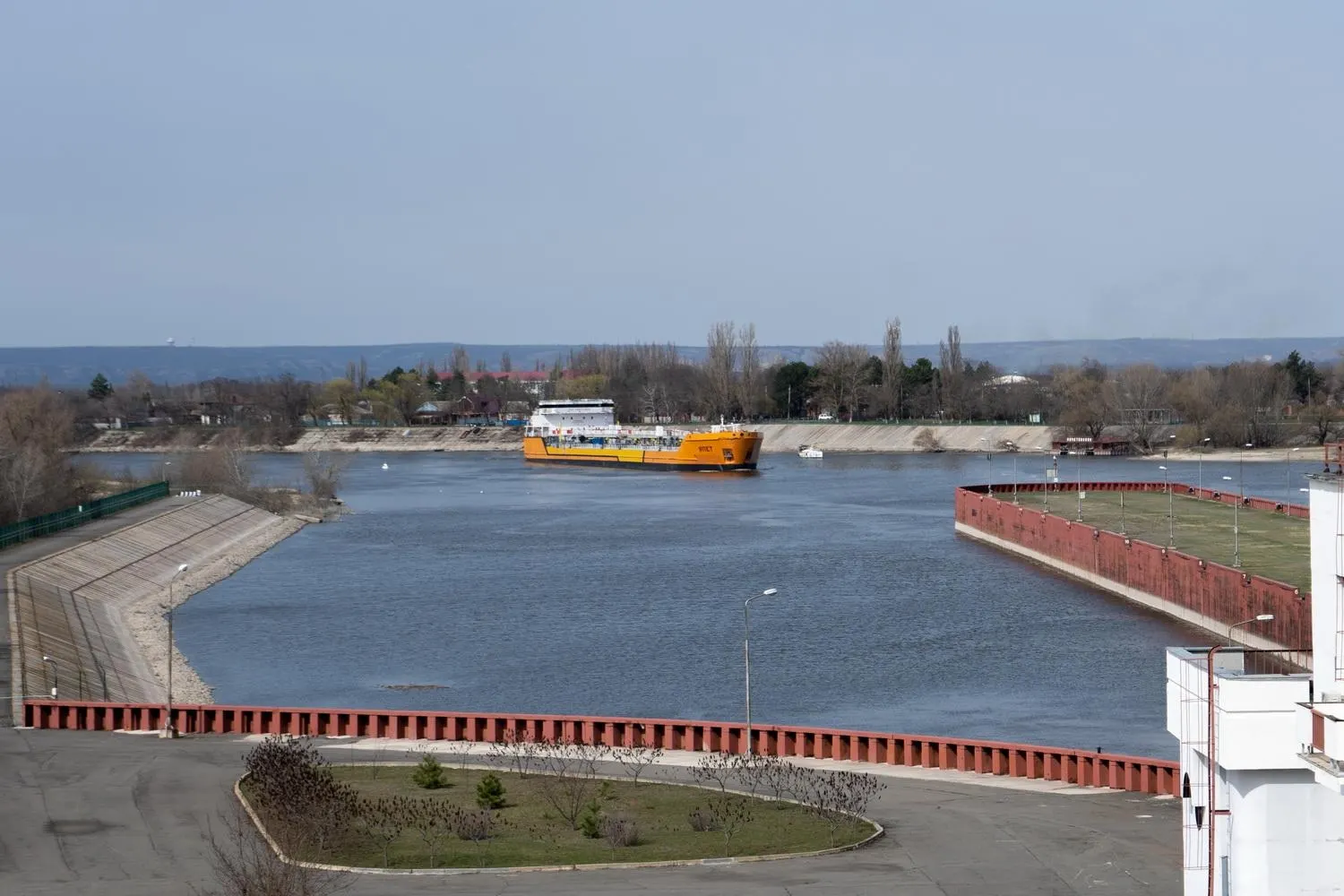 Судоходство по каналу приостановлено после атак дронов на российские суда в Азовском море — это может затронуть значительную часть экспорта зерна и нарушить поставки топлива в Крым.
