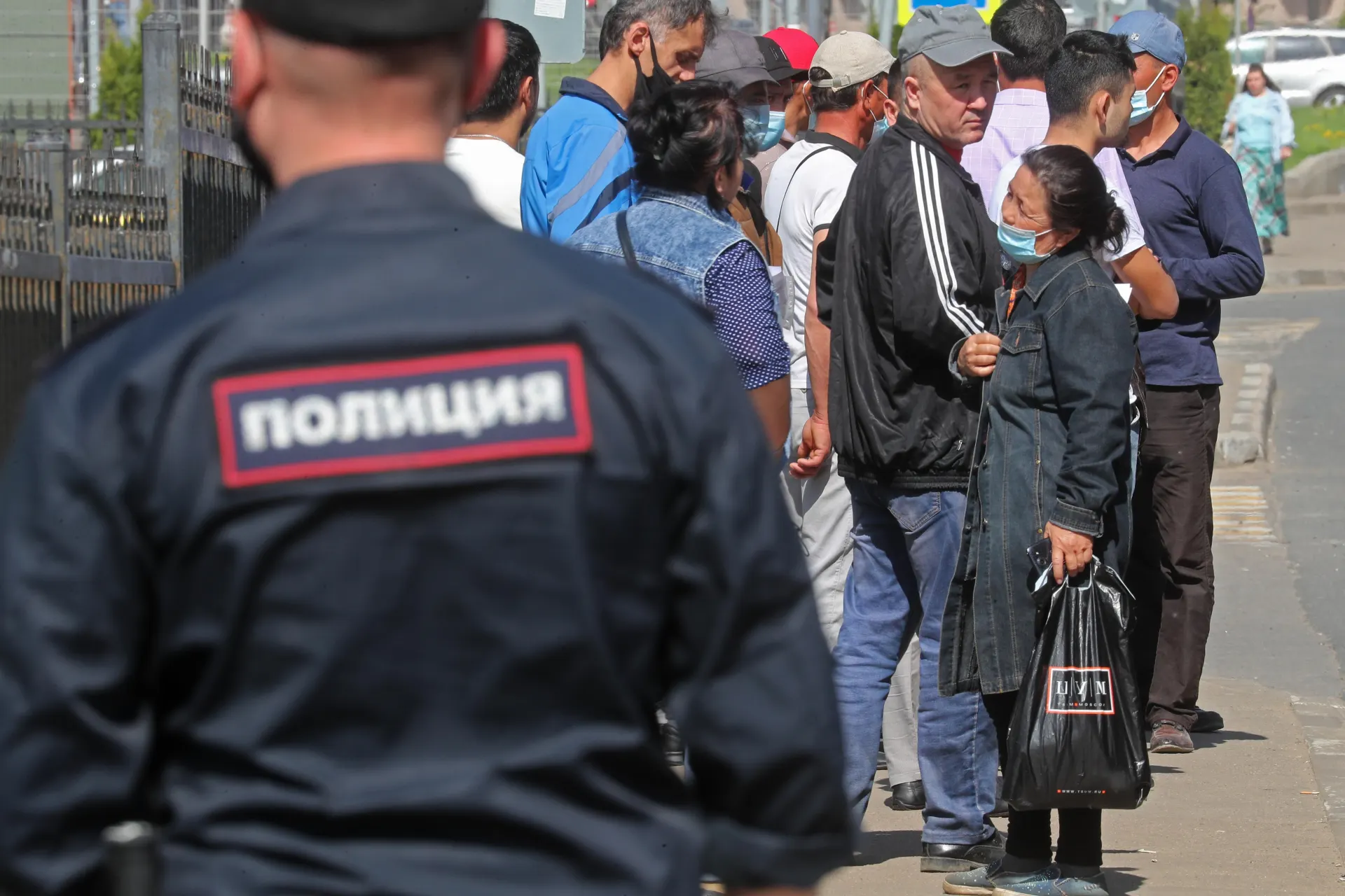 Правительство внесло поправки ко второму чтению, дополняющие перечень нарушений, за которые предлагается применять обязательную выдворение; изменения были одобрены 2 июля.