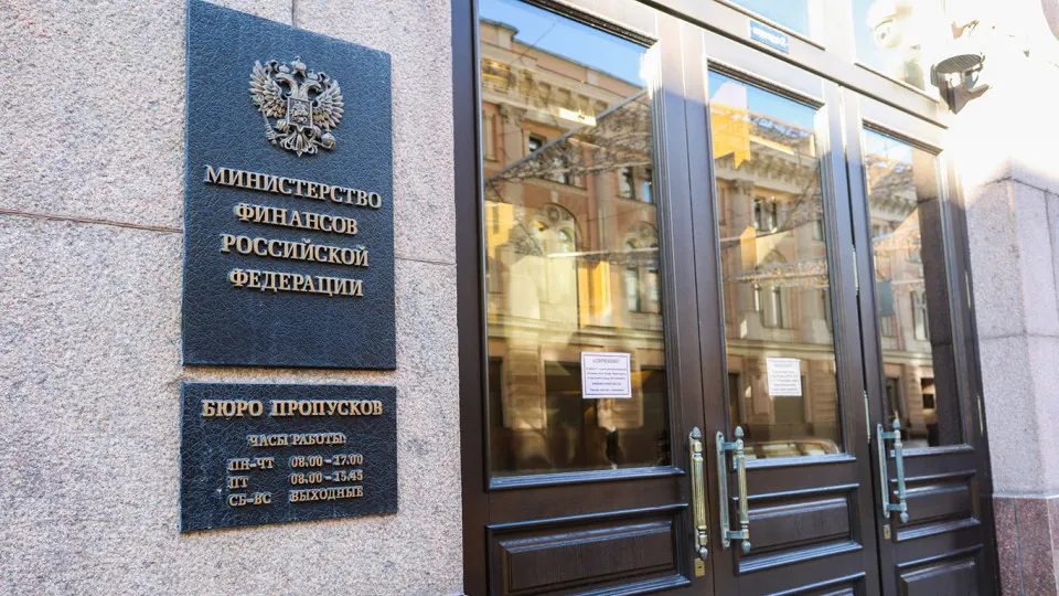 После 2022 года федеральный бюджет перешёл к дефицитной модели: госдолг вырос почти на 70%, расходы на обслуживание взлетели в три раза и к 2028 году могут потребовать почти 10 трлн в год — эксперты предлагают ввести потолок долга в 40% ВВП.