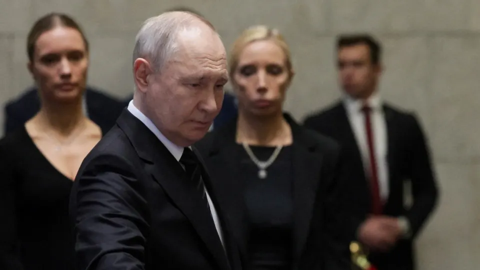 По словам нескольких собеседников, близких к Кремлю, российский лидер, несмотря на призывы к миру и экономическое давление, вряд ли откажется от намерения контролировать Донбасс; возможна новая фаза боёв и массовая мобилизация.