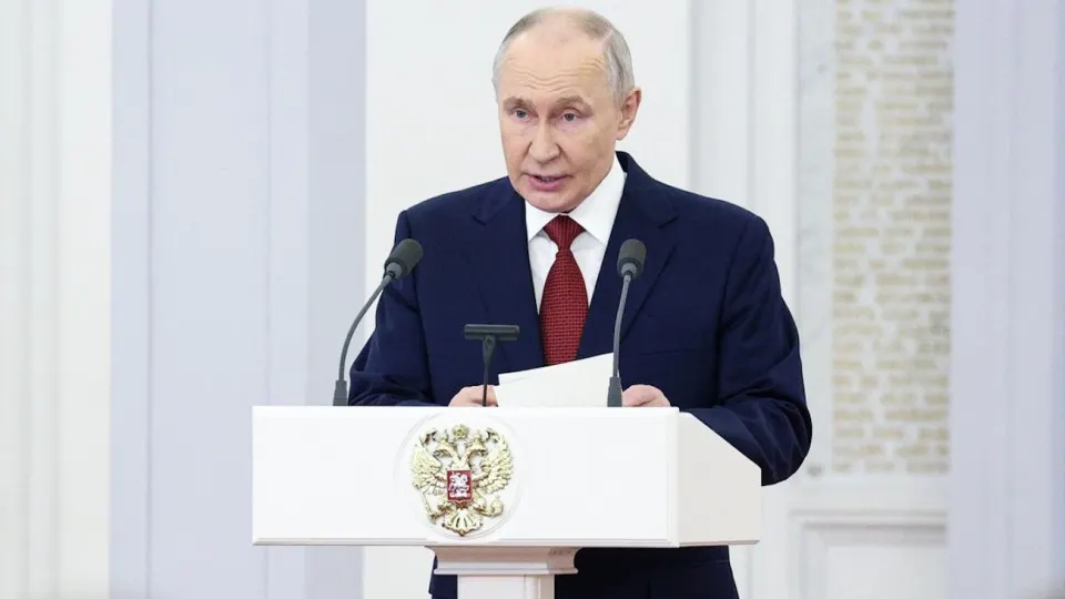 Президент заявил, что при формировании бюджета на 2027–2029 годы главным приоритетом останутся расходы на оборону; при этом фактические затраты на войну уже выросли до триллионов рублей и могут потребовать секвестра гражданских статей и дополнительного долга.