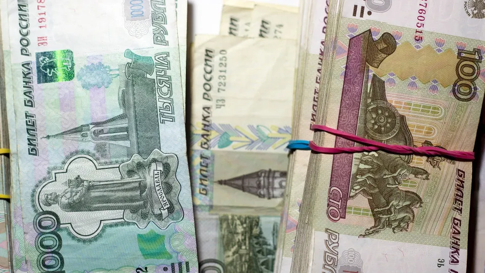 За первые две недели июля объём наличности в обращении вырос на 513 млрд рублей — ускорение оттока усиливает давление на ликвидность банков и повышает их зависимость от Центробанка.