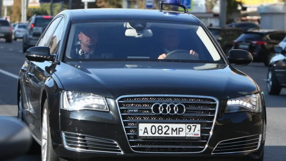 На фоне дефицита топлива автозаправки в ряде регионов обслуживают в приоритетном порядке госслужбы и спецтранспорт; ограничения по продажам и падение переработки нефти приводят к многокилометровым очередям и росту недовольства.