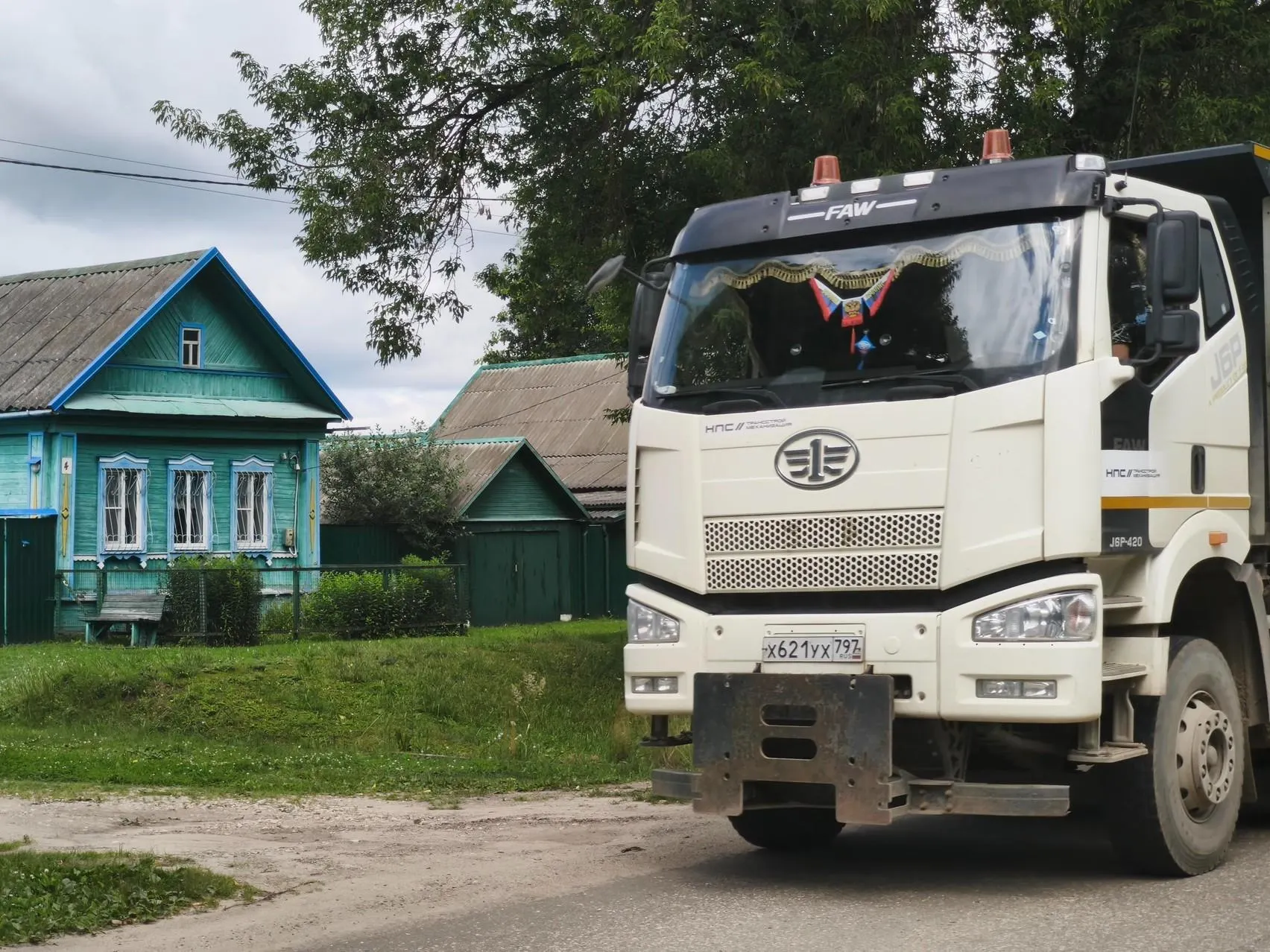Жители деревень вдоль скоростной магистрали сталкиваются с изъятием жилья и приближением к поездам и грузовикам, готовясь к жизни рядом с новым транспортным узлом.