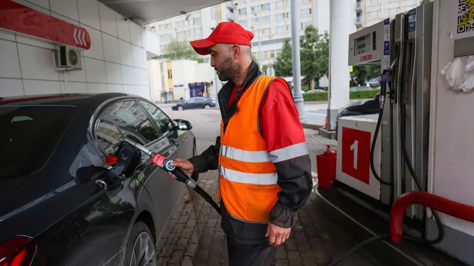 После серии ударов по нефтеперерабатывающим заводам в ряде регионов в Москве и Подмосковье снова наблюдаются очереди на заправках и рост цен на бензин.