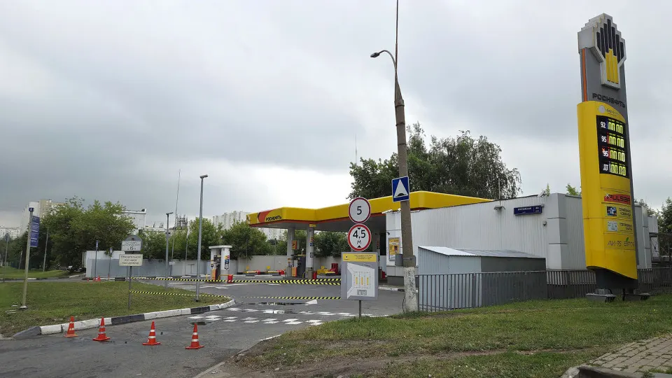 Из-за атак на нефтепереработку и цепной реакции закрытий станций по всей стране выросло число недоступных заправок; региональные лимиты на продажу топлива и рост цены на бензин фиксируются в регионах.