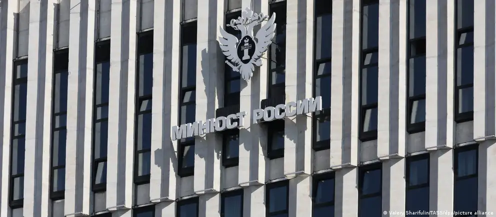 Минюст расширил перечень нежелательных организаций на шесть позиций, включив иностранные структуры и исследовательские центры, а также антивоенные объединения.