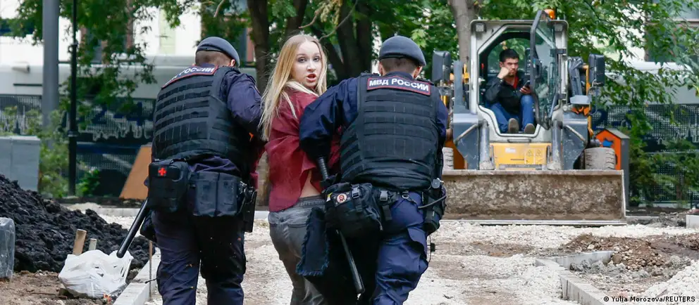 Десятки протестующих задержаны у Верховного суда Москвы во время слушания по апелляции на недопуск списка «Яблока» к выборам.