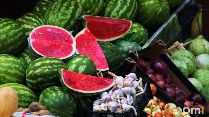 Разрезанные арбузы и дыни могут нести риск для здоровья; покупайте бахчевые только в официальных точках, соблюдая санитарные нормы.