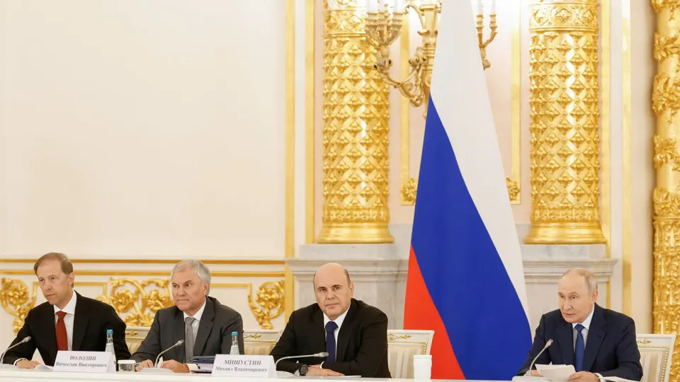 Президент попросил чиновников и работодателей обеспечивать вернувшихся с фронта военнослужащих достойными условиями труда и сохранять их рабочие места после окончания операции.