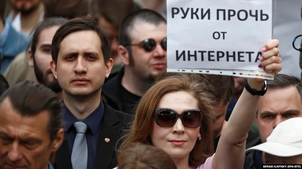 В России проведена масштабная блокировка VPN‑сервисов, ограничения затронули IP‑адреса ряда популярных хостингов. Ведомство заявляет о борьбе с обходом ограничений; эксперты обсуждают последствия для доступа к сети и предстоящих выборов.