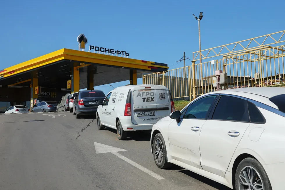В регионах продолжаются подорожания бензина и дизеля, вводятся лимиты на продажу топлива, а сеть НПЗ сталкивается с перебоями и рисками поставок.