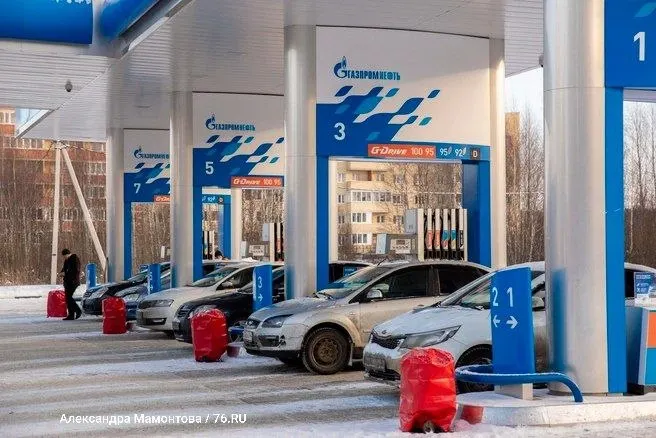 Клиенты смогут заправляться без ограничений по объёму топлива и оплачивать позже. Меры распространились на Москву, Московскую область и ещё девять регионов.