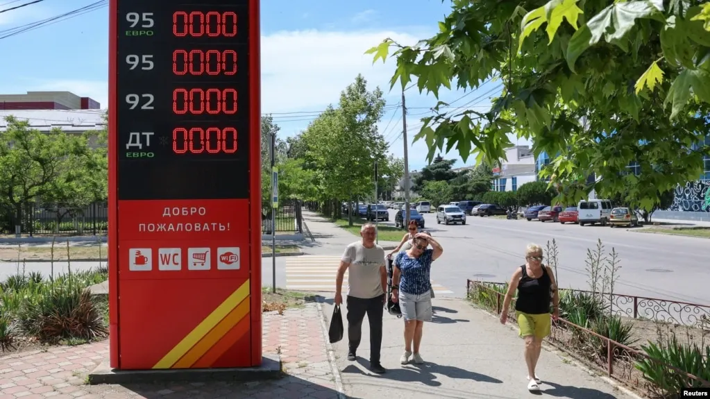 В Геленджике и окрестностях бензин исчез на заправках; очереди растут, а власти пытаются стабилизировать ситуацию.