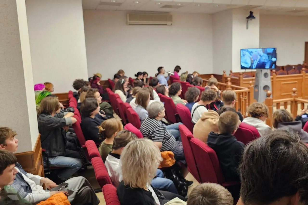 Погиб один человек, 27 пострадали при атаке БПЛА на Ярославскую область; «Яблоко» сняли с выборов в Калининградской и Свердловской областях; Википедия недоступна в России; товары двойного назначения оказались проданы на OZON; Минюст пополнил реестр иностранных агентов; арест женщины акционера в Разяни.