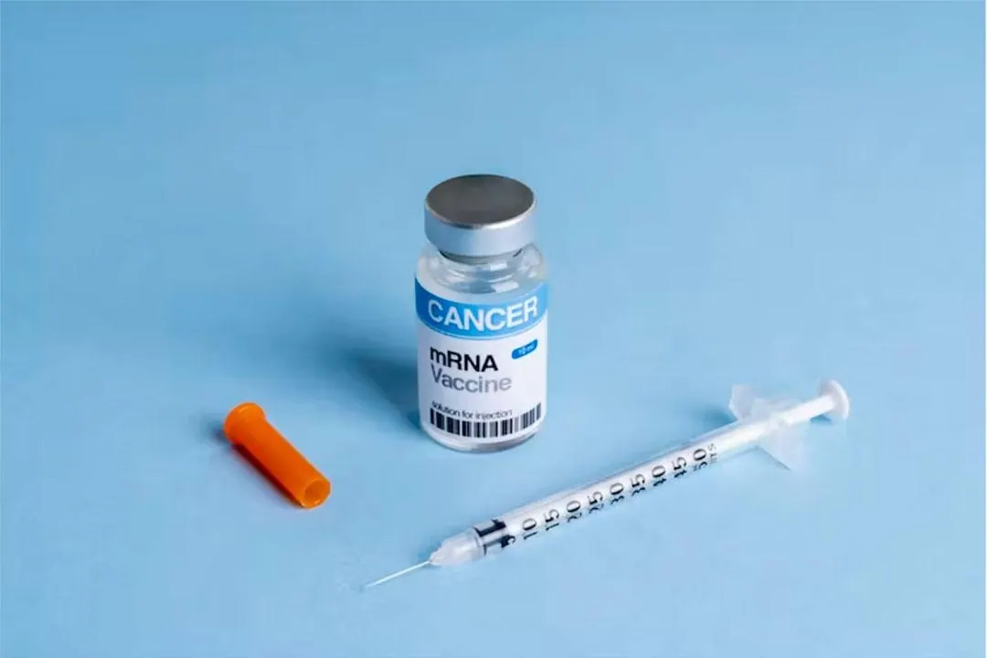 Компании Moderna и Merck объявили о положительных результатах ранних испытаний персонализированной мРНК-вакцины против меланомы, создаваемой под конкретную опухоль пациента; рост котировок подчёркивает интерес к персонализированной онкологии.