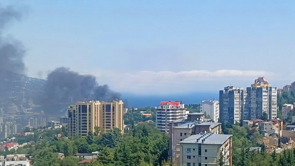 Дроны атаковали Ялту: на побережье возник пожар в одном из заведений, власти призывают жителей к безопасному месту. О пострадавших информации пока что нет.