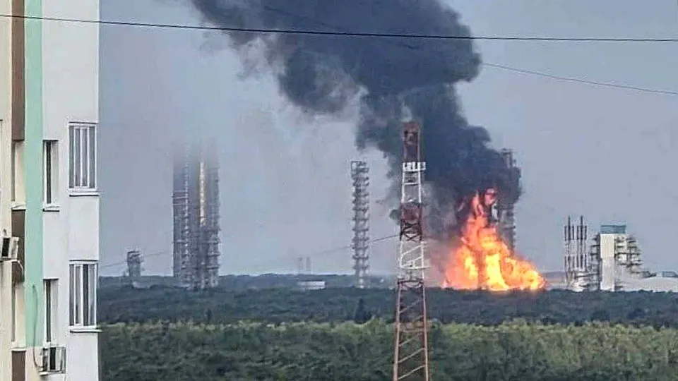 Крупный нефтехимический комплекс региона остановил работу после удара беспилотников; ведутся проверки ущерба и возможных последствий.