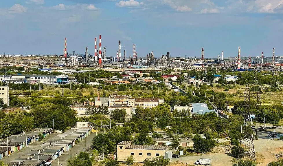 После атаки на Орскнефтеоргсинтез региональные власти вводят ограничения на продажу топлива и пытаются стабилизировать поставки через импорт из Индии и других стран.