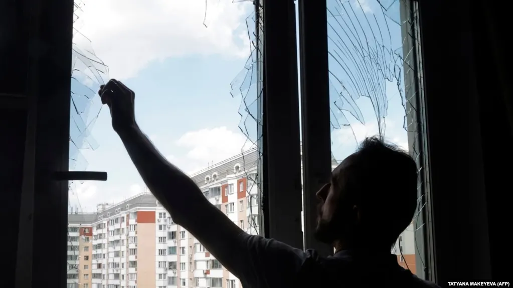 Ночные атаки дронов затронули Московскую область и близлежащие районы: десятки беспилотников сбиты, происходят пожары и эвакуации граждан.