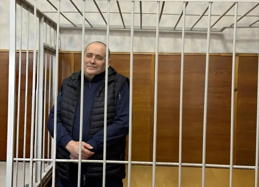 Суд вынес решение по делу о взятках: обвиняемый получил 9 лет лишения свободы в колонии строгого режима и штраф, общий срок при учёте предыдущего приговора — 14 лет, штраф близко к 17 млн рублей; общая сумма взяток составила 4,41 млн.