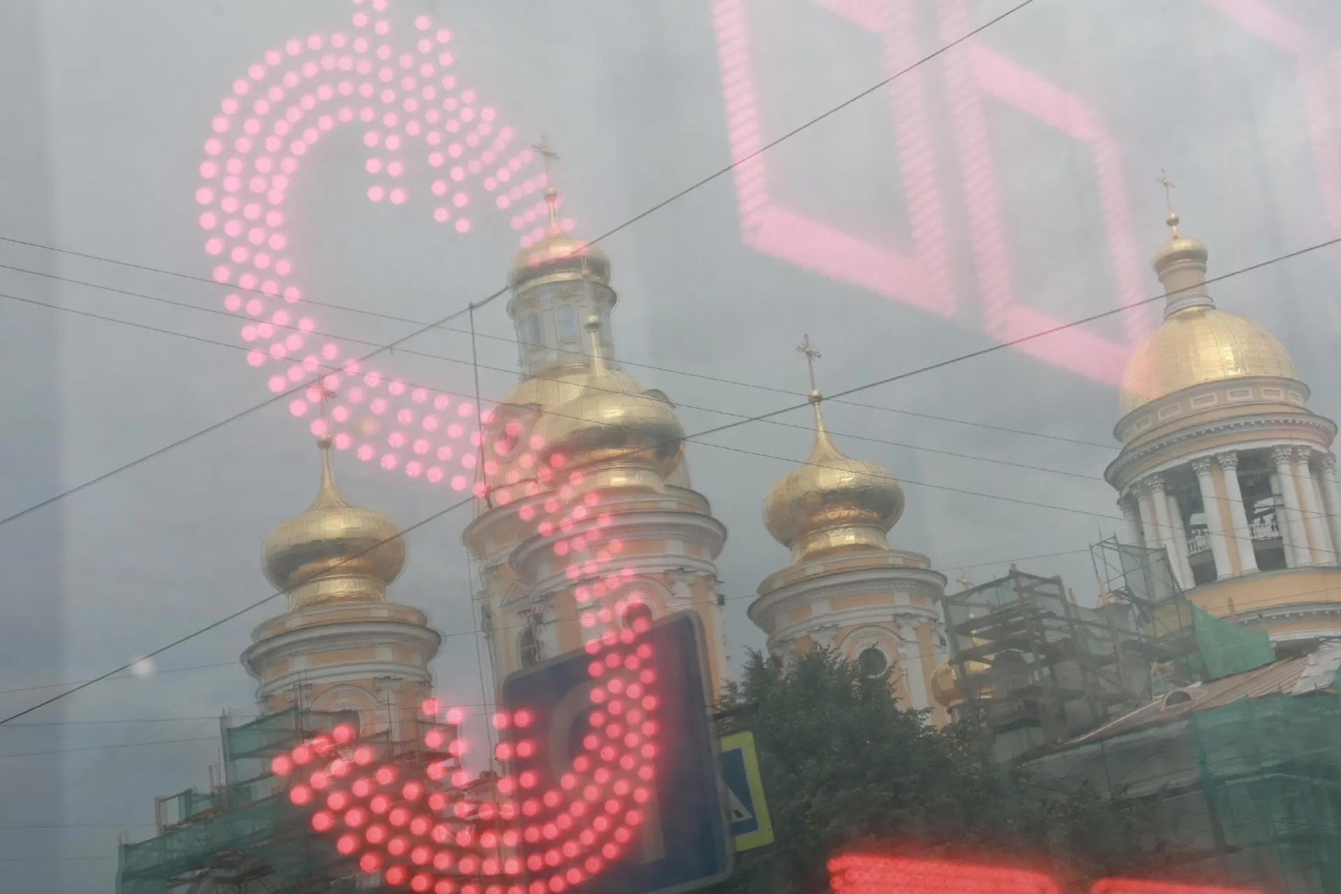 Рубль ослабел к доллару примерно на 25% за лето, а аналитики обсуждают возможные траектории курса и последствия для экономики.