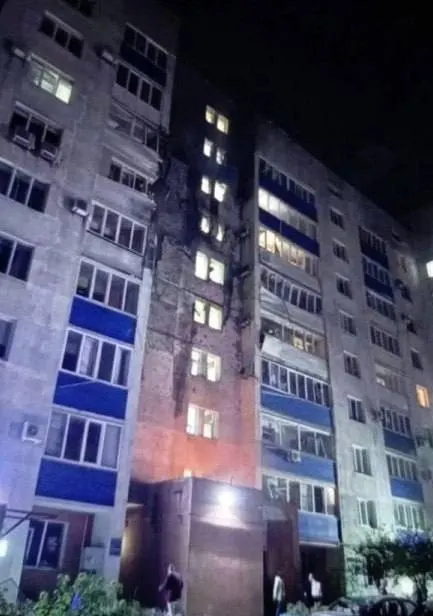 Ночная волна атак беспилотников затронула регионы: уничтожено свыше 500 БПЛА, повреждён порт Усть-Луга и жилой дом в Новокуйбышевске; пострадали люди в Белгородской области, введён режим ЧС в Тольятти.