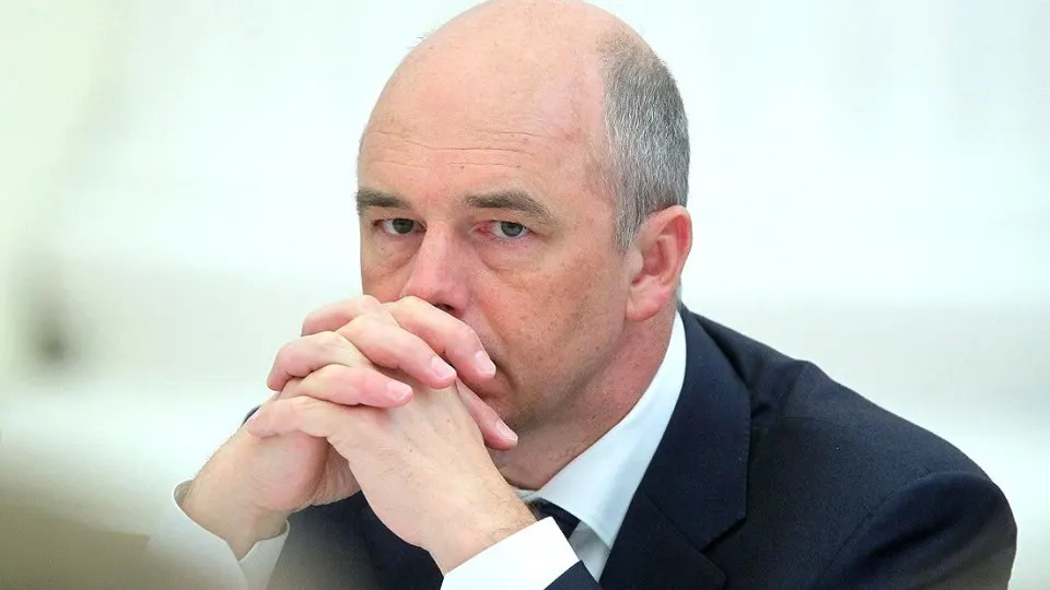 Федеральный дефицит к концу 2026 года ожидается на уровне около 3% ВВП; ускорение расходов на оборону и изменения в налоговой политике подталкивают бюджет к росту дефицита.