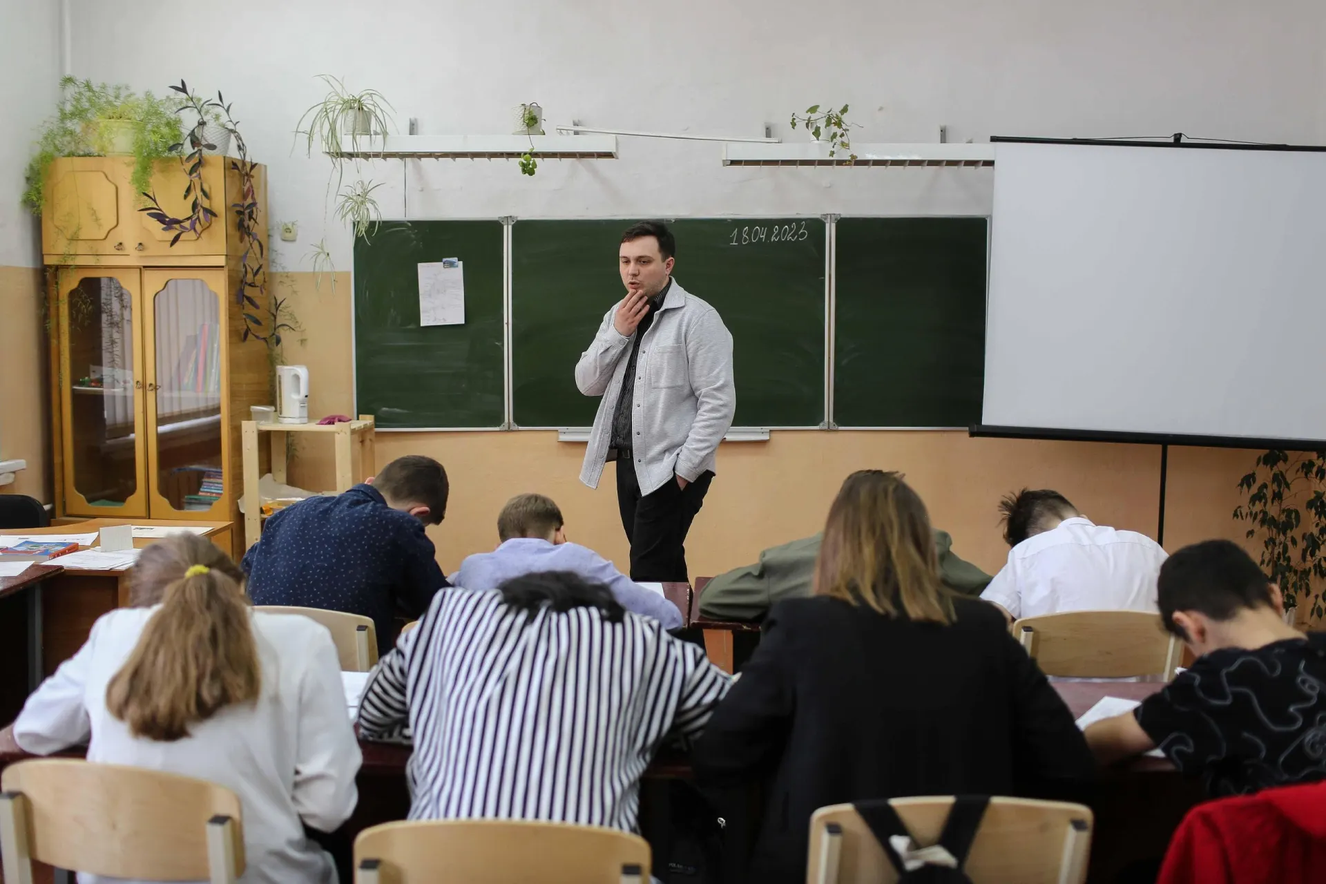 Изменения в расписании коснулись не всех учеников — Минпросвещения ввело дополнительный час истории, объясняем детали.