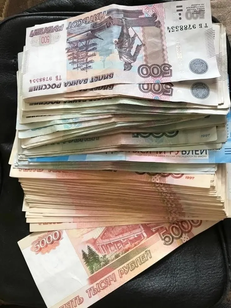 Госдума обсуждает предложение сделать годовую премию, commonly известную как 13‑я зарплата, обязательной для всех работающих. На первом этапе законопроект коснется бюджетной сферы.