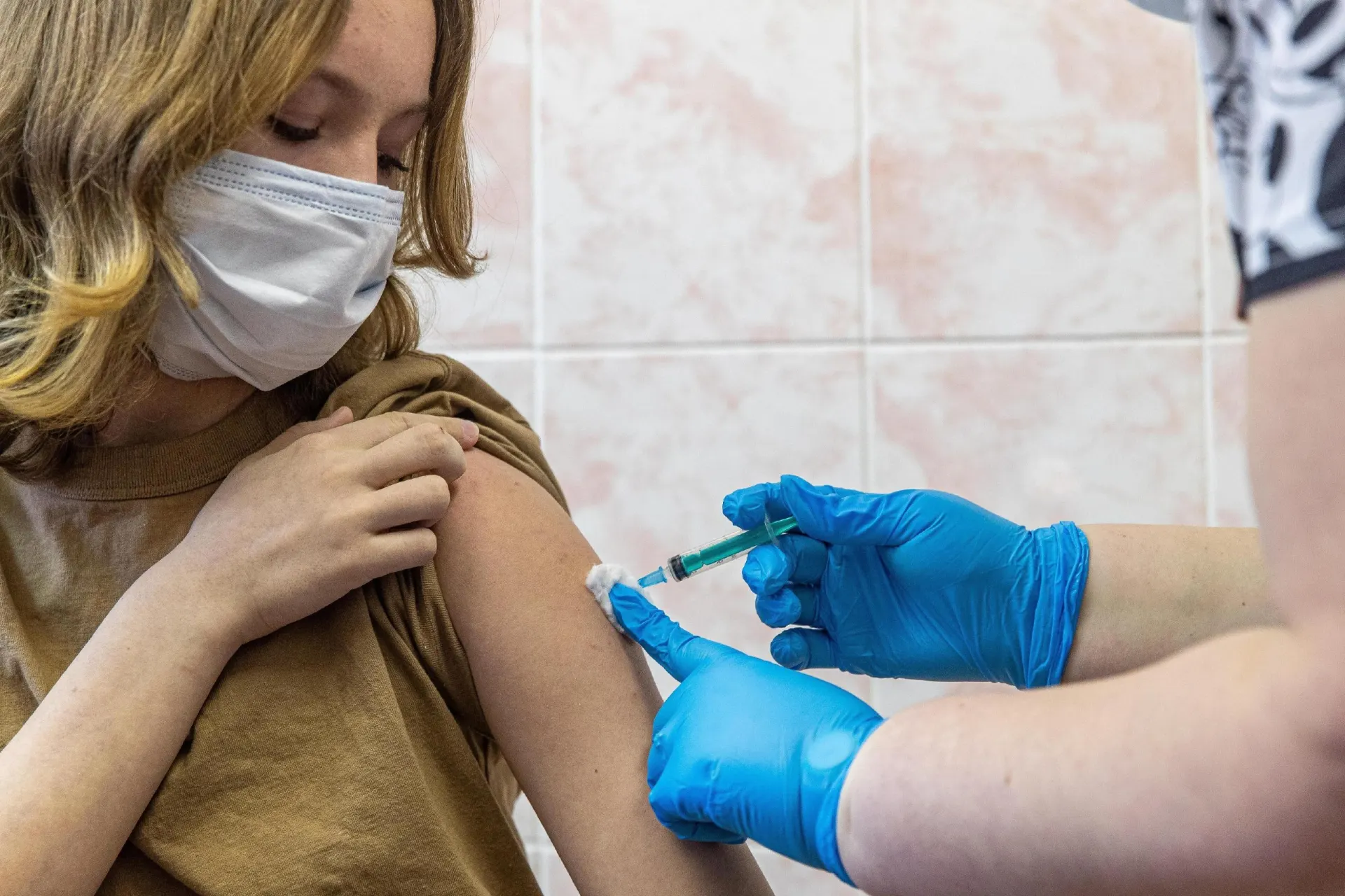 Согласно плану вакцинации, девочкам начнут вводить вакцину против ВПЧ во второй половине 2027 года. Программа нацелена на долгосрочную защиту здоровья девушек и женщин.