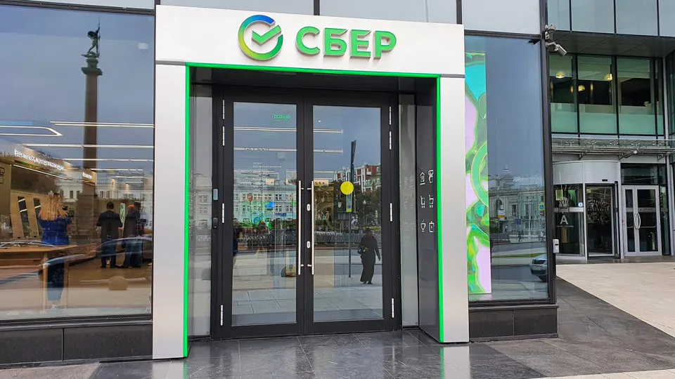 Сбербанк наращивает резервы, экономическая активность в стране остается слабой; эксперты ожидают ухудшения условий для бизнеса в ближайшие месяцы.