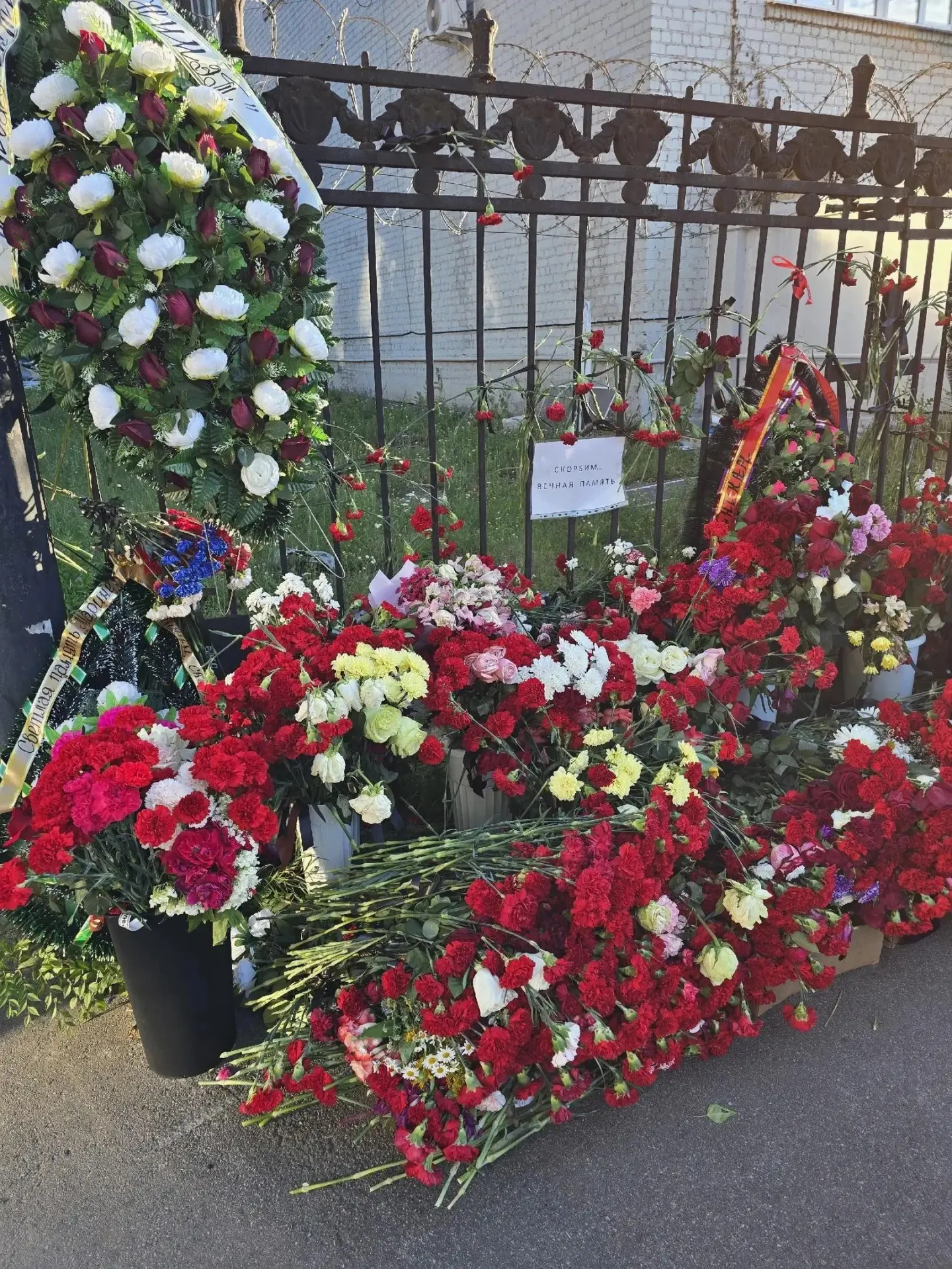 После атаки города происходят пожары и проводится проверка качества воздуха; власти следят за развитием ситуации.