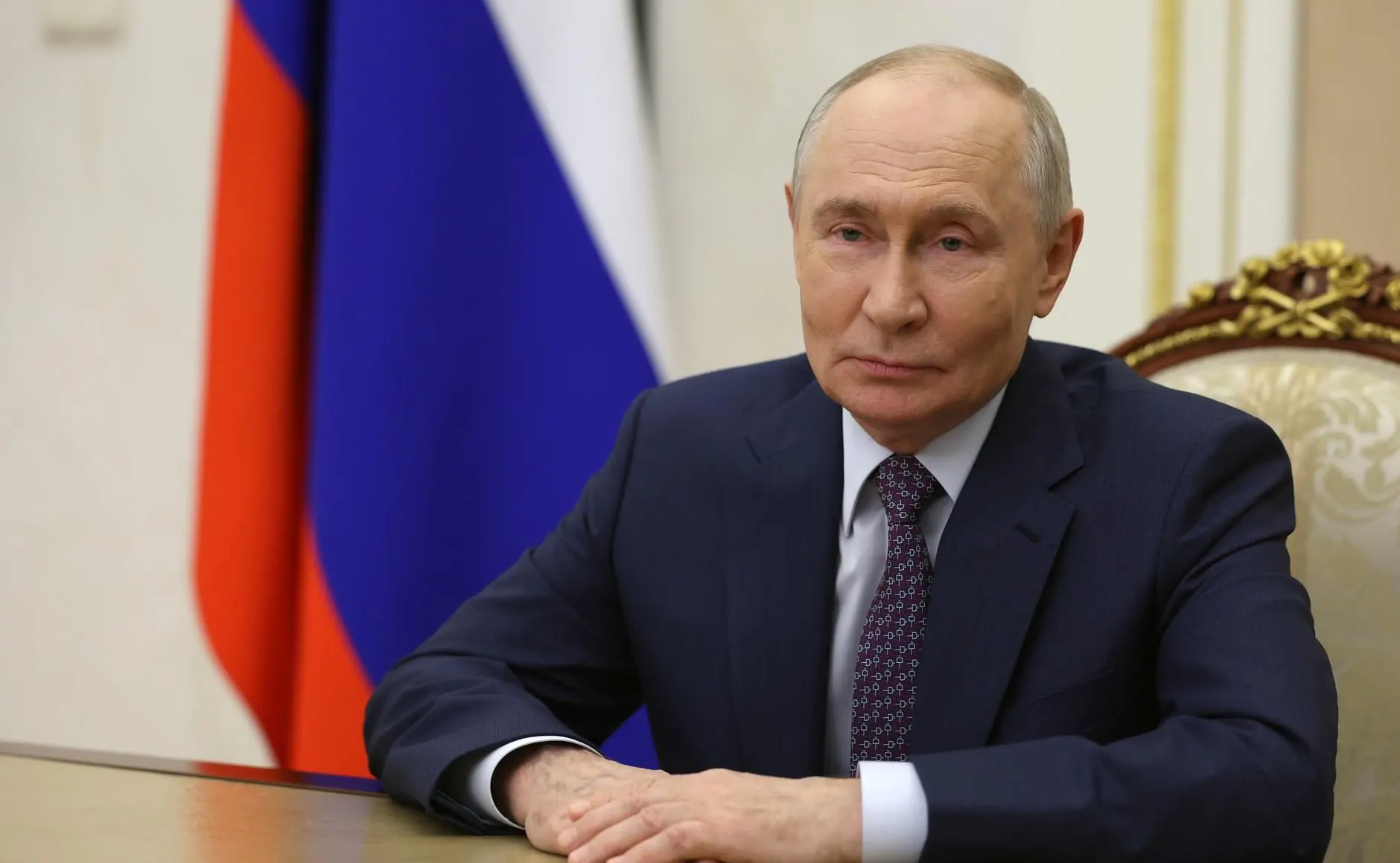 Президент России поздравил всех педагогов с профессиональным праздником и выразил благодарность за их труд, отметив значимость роли учителей в развитии образования.