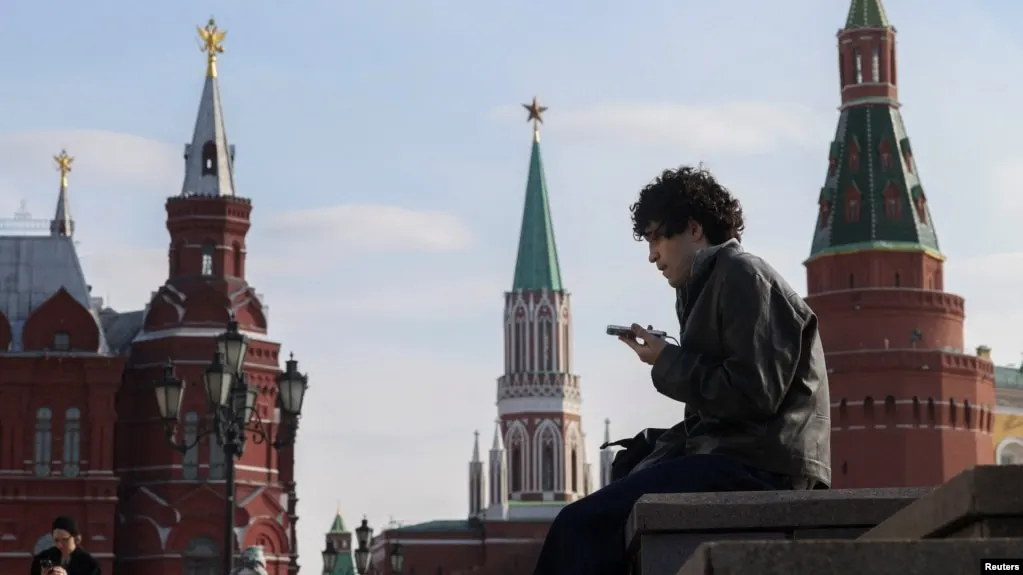 В законопроекте — идентификация несовершеннолетних в социальных сетях и сокращение времени онлайн для детей до 14 лет, а также ограничения доступа к запрещённому контенту.