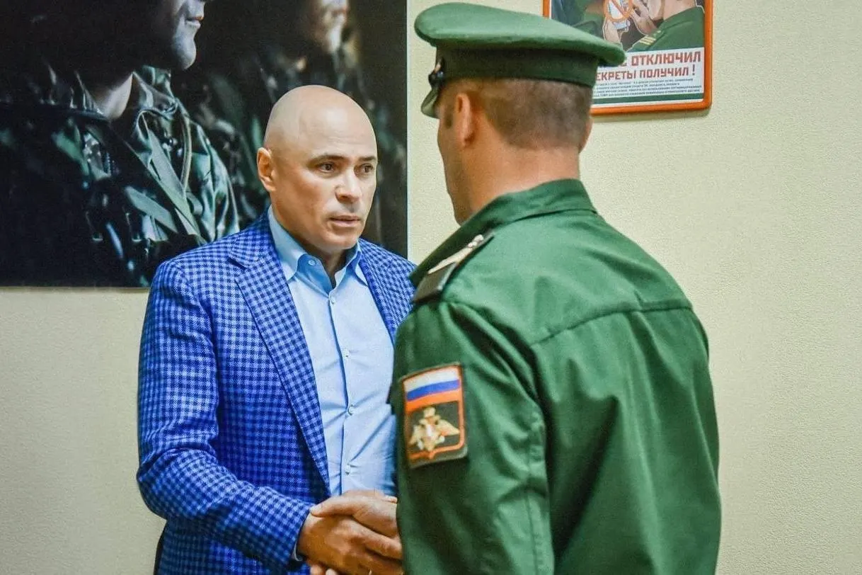 В регионе повысили единовременные выплаты за заключение контракта с Минобороны и выделили почти миллиард рублей на набор военнослужащих; рассматриваются механизмы вербовки и влияние на бюджет.